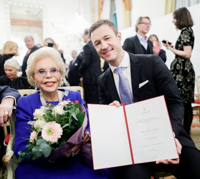 Am 23. November 2018 &uuml;berreichte Bundesminister Gernot Bl&uuml;mel (r.) das &Ouml;sterreichische Ehrenkreuz f&uuml;r Wissenschaft und Kunst an Heidi Go&euml;ss-Horten (l.).