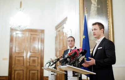 Am 29. November 2018 luden Bundesminister Gernot Bl&uuml;mel (r.) und Vizekanzler Heinz-Christian Strache (l.) zu den ersten &bdquo;Fernsehgespr&auml;chen&ldquo; mit den Verantwortlichen der TV-Sender.