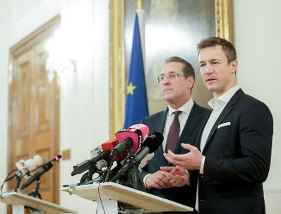 Am 29. November 2018 luden Bundesminister Gernot Bl&uuml;mel (r.) und Vizekanzler Heinz-Christian Strache (l.) zu den ersten &bdquo;Fernsehgespr&auml;chen&ldquo; mit den Verantwortlichen der TV-Sender.