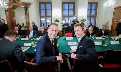 Am 29. November 2018 luden Bundesminister Gernot Bl&uuml;mel (r.) und Vizekanzler Heinz-Christian Strache (l.) zu den ersten &bdquo;Fernsehgespr&auml;chen&ldquo; mit den Verantwortlichen der TV-Sender.