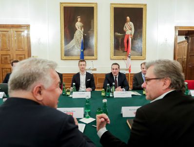 Am 29. November 2018 luden Bundesminister Gernot Bl&uuml;mel (l.) und Vizekanzler Heinz-Christian Strache (r.) zu den ersten &bdquo;Fernsehgespr&auml;chen&ldquo; mit den Verantwortlichen der TV-Sender.