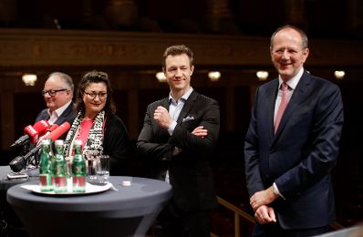 Am 5. Dezember 2018 nahm Bundesminister Gernot Bl&uuml;mel (2.v.r.) am Medientermin zur Entschuldung des Wiener Konzerthauses teil. Im Bild mit dem Pr&auml;sidiumspr&auml;sidenten des Wiener Konzerthauses Christian Konrad (l.), der Kulturstadtr&auml;tin Veronica Kaup-Hasler (2.v.l.) und dem Intendanten des Wiener Konzerthauses Matthias Naske (r.).