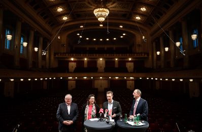 Am 5. Dezember 2018 nahm Bundesminister Gernot Bl&uuml;mel (2.v.r.) am Medientermin zur Entschuldung des Wiener Konzerthauses teil. Im Bild mit dem Pr&auml;sidiumspr&auml;sidenten des Wiener Konzerthauses Christian Konrad (l.), der Kulturstadtr&auml;tin Veronica Kaup-Hasler (2.v.l.) und dem Intendanten des Wiener Konzerthauses Matthias Naske (r.).