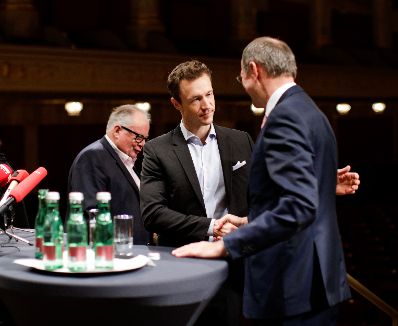 Am 5. Dezember 2018 nahm Bundesminister Gernot Bl&uuml;mel (l.) am Medientermin zur Entschuldung des Wiener Konzerthauses teil. Im Bild mit dem Intendanten des Wiener Konzerthauses Matthias Naske (r.).
