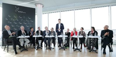 Am 6. Dezember 2018 fand im Ringturm eine Pressekonferenz zur Bekanntgabe der Nominierung des &Ouml;sterreichischen Filmpreises 2019 statt. Im Bild ORF III-Gesch&auml;ftsf&uuml;hrer Peter Sch&ouml;ber, Gesch&auml;ftsf&uuml;hrer der ART FOR ART Theaterservice GmbH Josef Kirchberger, Nationalratsabgeordnete Maria Smodics-Neumann, VdFS (Verwertungsgesellschaft der Filmschaffenden)-Gesch&auml;ftsf&uuml;hrer Gernot Sch&ouml;dl, der Landesrat Nieder&ouml;sterreichs Marin Eichtinger, Sektionsleiterin Teresa Indjein, Bundesminister Gernot Bl&uuml;mel, ORF-Programmdirektorin Kathrin Zechner, Bundesministerin Margarete Schramb&ouml;ck, Schauspielerin Ursula Strauss, die Amtsf&uuml;hrende Stadtr&auml;tin f&uuml;r Kultur und Wissenschaft Veronica Kaup-Hasler und Filmproduzent Josef Aichholzer (v.l.n.r.).