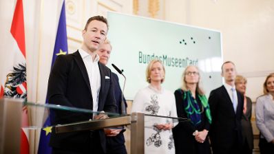 Am 10. Dezember 2018 gab Bundesminister Gernot Bl&uuml;mel (l.) bei einer Pressekonferenz Details zur geplanten BundesMuseenCard f&uuml;r 2019 bekannt.