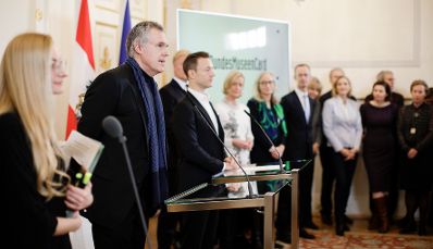 Am 10. Dezember 2018 gab Bundesminister Gernot Bl&uuml;mel (3.v.l.) bei einer Pressekonferenz Details zur geplanten BundesMuseenCard f&uuml;r 2019 bekannt. Im Bild mit dem Direktor des MAK (Museum f&uuml;r angewandte Kunst) Christoph Thun-Hohenstein (2.v.l.).