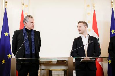 Am 10. Dezember 2018 gab Bundesminister Gernot Bl&uuml;mel (r.) bei einer Pressekonferenz Details zur geplanten BundesMuseenCard f&uuml;r 2019 bekannt. Im Bild mit dem Direktor des MAK (Museum f&uuml;r angewandte Kunst) Christoph Thun-Hohenstein (l.).