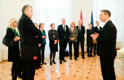 Am 10. Dezember 2018 gab Bundesminister Gernot Bl&uuml;mel (r.) bei einer Pressekonferenz Details zur geplanten BundesMuseenCard f&uuml;r 2019 bekannt. Im Bild mit dem Direktor des MAK (Museum f&uuml;r angewandte Kunst) Christoph Thun-Hohenstein (l.).