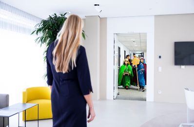 Am 7. J&auml;nner 2019 empfing Bundesministerin Juliane Bogner-Strau&szlig; (l.) die Sternsinger der Pfarre Alser Vorstadt und VertreterInnen der Katholischen Jungschar, Bundesgesch&auml;ftsf&uuml;hrerin Sigrid Kickingereder und Bundesvorsitzende Barbara Gr&uuml;ner.