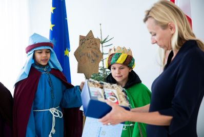 Am 7. J&auml;nner 2019 empfing Bundesministerin Juliane Bogner-Strau&szlig; (r.) die Sternsinger der Pfarre Alser Vorstadt und VertreterInnen der Katholischen Jungschar, Bundesgesch&auml;ftsf&uuml;hrerin Sigrid Kickingereder und Bundesvorsitzende Barbara Gr&uuml;ner.
