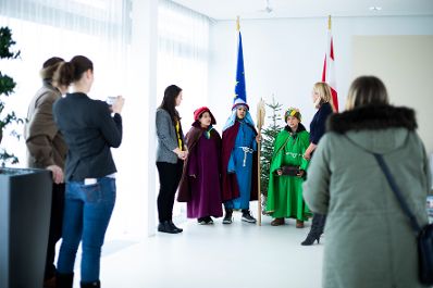 Am 7. J&auml;nner 2019 empfing Bundesministerin Juliane Bogner-Strau&szlig; (2.v.r.) die Sternsinger der Pfarre Alser Vorstadt und VertreterInnen der Katholischen Jungschar, Bundesgesch&auml;ftsf&uuml;hrerin Sigrid Kickingereder (2.v.l.) und Bundesvorsitzende Barbara Gr&uuml;ner (3.v.l.).