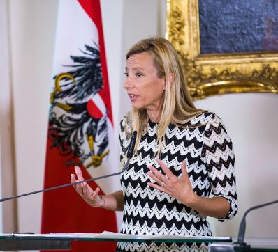 Am 17. J&auml;nner 2019 nahmen Bundesministerin Juliane Bogner-Strau&szlig; (im Bild), Bundesministerin Karin Kneissl und Staatssekret&auml;rin Karoline Edtstadler an einer Pressekonferenz zum Thema &bdquo;Gewalt- und Opferschutz &ndash; Ma&szlig;nahmen f&uuml;r mehr Frauensicherheit&ldquo; teil.
