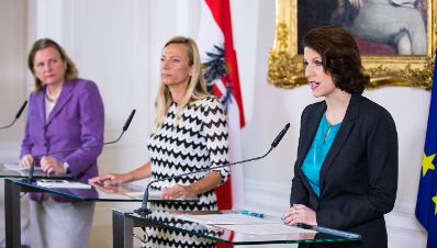 Am 17. J&auml;nner 2019 nahmen Bundesministerin Juliane Bogner-Strau&szlig; (m.), Bundesministerin Karin Kneissl (l.) und Staatssekret&auml;rin Karoline Edtstadler (r.) an einer Pressekonferenz zum Thema &bdquo;Gewalt- und Opferschutz &ndash; Ma&szlig;nahmen f&uuml;r mehr Frauensicherheit&ldquo; teil.