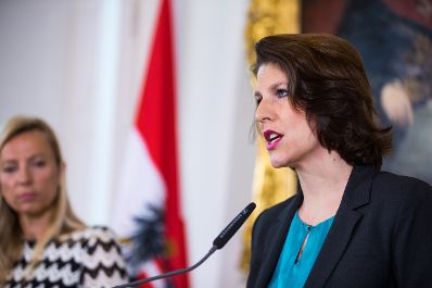 Am 17. J&auml;nner 2019 nahmen Bundesministerin Juliane Bogner-Strau&szlig; (l.), Bundesministerin Karin Kneissl und Staatssekret&auml;rin Karoline Edtstadler (r.) an einer Pressekonferenz zum Thema &bdquo;Gewalt- und Opferschutz &ndash; Ma&szlig;nahmen f&uuml;r mehr Frauensicherheit&ldquo; teil.