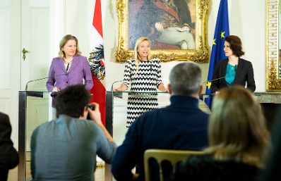 Am 17. J&auml;nner 2019 nahmen Bundesministerin Juliane Bogner-Strau&szlig; (m.), Bundesministerin Karin Kneissl (l.) und Staatssekret&auml;rin Karoline Edtstadler (r.) an einer Pressekonferenz zum Thema &bdquo;Gewalt- und Opferschutz &ndash; Ma&szlig;nahmen f&uuml;r mehr Frauensicherheit&ldquo; teil.