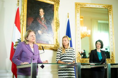 Am 17. J&auml;nner 2019 nahmen Bundesministerin Juliane Bogner-Strau&szlig; (m.), Bundesministerin Karin Kneissl (l.) und Staatssekret&auml;rin Karoline Edtstadler (r.) an einer Pressekonferenz zum Thema &bdquo;Gewalt- und Opferschutz &ndash; Ma&szlig;nahmen f&uuml;r mehr Frauensicherheit&ldquo; teil.