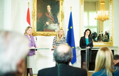 Am 17. J&auml;nner 2019 nahmen Bundesministerin Juliane Bogner-Strau&szlig; (m.), Bundesministerin Karin Kneissl (l.) und Staatssekret&auml;rin Karoline Edtstadler (r.) an einer Pressekonferenz zum Thema &bdquo;Gewalt- und Opferschutz &ndash; Ma&szlig;nahmen f&uuml;r mehr Frauensicherheit&ldquo; teil.