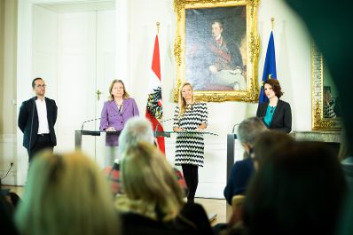 Am 17. J&auml;nner 2019 nahmen Bundesministerin Juliane Bogner-Strau&szlig; (2.v.r.), Bundesministerin Karin Kneissl (2.v.l.) und Staatssekret&auml;rin Karoline Edtstadler (r.) an einer Pressekonferenz zum Thema &bdquo;Gewalt- und Opferschutz &ndash; Ma&szlig;nahmen f&uuml;r mehr Frauensicherheit&ldquo; teil.
