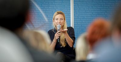 Am 18. J&auml;nner 2019 reiste Bundesministerin Juliane Bogner-Strau&szlig; anl&auml;sslich eines Bundesl&auml;ndertags nach Tirol. Im Bild bei einer Podiumsdiskussion "Politik im Spannungsfeld von Interessen und Erwartungen".