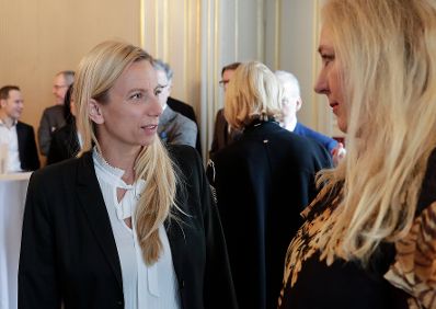 Am 28. J&auml;nner 2019 &uuml;berreichte Bundesministerin Juliane Bogner-Strau&szlig; (l.) gemeinsam mit Ludwig Bittner den CEE Innovation Award an Alexandra Kautzky-Willer (r.).