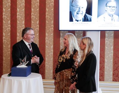 Am 28. J&auml;nner 2019 &uuml;berreichte Bundesministerin Juliane Bogner-Strau&szlig; (r.) gemeinsam mit Ludwig Bittner (l.) den CEE Innovation Award an Alexandra Kautzky-Willer (m.).