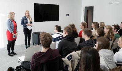 Am 29. J&auml;nner 2019 lud Bundesministerin Juliane Bogner-Strau&szlig; (im Bild) Sch&uuml;lerinnen und Sch&uuml;ler aus Salzburg zu einer Diskussionsveranstaltung in das Ministerium.