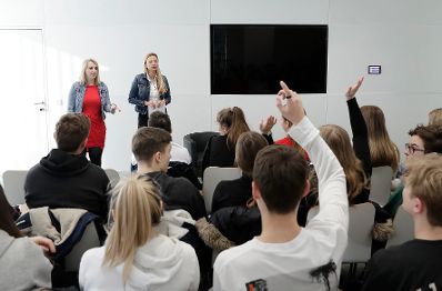 Am 29. J&auml;nner 2019 lud Bundesministerin Juliane Bogner-Strau&szlig; (im Bild) Sch&uuml;lerinnen und Sch&uuml;ler aus Salzburg zu einer Diskussionsveranstaltung in das Ministerium.