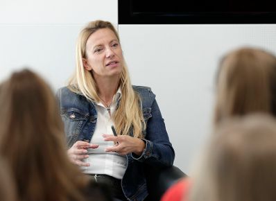Am 29. J&auml;nner 2019 lud Bundesministerin Juliane Bogner-Strau&szlig; (im Bild) Sch&uuml;lerinnen und Sch&uuml;ler aus Salzburg zu einer Diskussionsveranstaltung in das Ministerium.