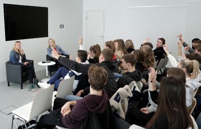 Am 29. J&auml;nner 2019 lud Bundesministerin Juliane Bogner-Strau&szlig; (im Bild) Sch&uuml;lerinnen und Sch&uuml;ler aus Salzburg zu einer Diskussionsveranstaltung in das Ministerium.