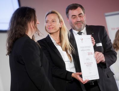 Am 29. J&auml;nner 2019 verlieh Bundesministerin Juliane Bogner-Strau&szlig; die Zertifikate f&uuml;r familienfreundliche Unternehmen.