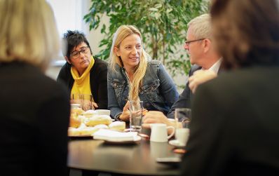 Am 4. Februar 2019 reiste Bundesministerin Juliane Bogner-Strau&szlig; anl&auml;sslich eines Bundesl&auml;ndertags ins Burgenland. Im Bild zu Besuch bei der Steuerberatungskanzlei Mag. Karner &amp; Partner.