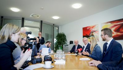 Am 4. Februar 2019 reiste Bundesministerin Juliane Bogner-Strau&szlig; anl&auml;sslich eines Bundesl&auml;ndertags ins Burgenland. Im Bild zu Besuch bei der Steuerberatungskanzlei Roth.