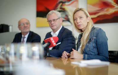 Am 4. Februar 2019 reiste Bundesministerin Juliane Bogner-Strau&szlig; anl&auml;sslich eines Bundesl&auml;ndertags ins Burgenland. Im Bild zu Besuch bei der Steuerberatungskanzlei Roth.
