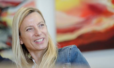Am 4. Februar 2019 reiste Bundesministerin Juliane Bogner-Strau&szlig; anl&auml;sslich eines Bundesl&auml;ndertags ins Burgenland. Im Bild zu Besuch bei der Steuerberatungskanzlei Roth.