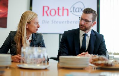 Am 4. Februar 2019 reiste Bundesministerin Juliane Bogner-Strau&szlig; anl&auml;sslich eines Bundesl&auml;ndertags ins Burgenland. Im Bild zu Besuch bei der Steuerberatungskanzlei Roth.