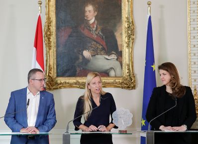 Am 12. Februar 2018 gab Bundesministerin Juliane Bogner-Strau&szlig; (m.) eine Pressekonferenz zum Thema "500. Partner im Netzwerk Unternehmen f&uuml;r Familien". Im Bild mit Robert Machtlinger von der FACC AG (l.) und Elisabeth Wenzl, Gesch&auml;ftsf&uuml;hrerin der "Familie &amp; Beruf Management GmbH" (r.)