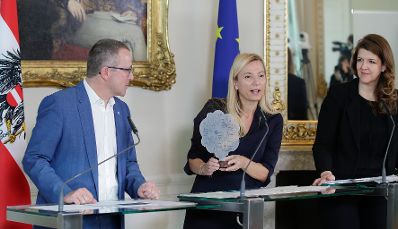 Am 12. Februar 2018 gab Bundesministerin Juliane Bogner-Strau&szlig; (m.) eine Pressekonferenz zum Thema "500. Partner im Netzwerk Unternehmen f&uuml;r Familien". Im Bild mit Robert Machtlinger von der FACC AG (l.) und Elisabeth Wenzl, Gesch&auml;ftsf&uuml;hrerin der "Familie &amp; Beruf Management GmbH" (r.)