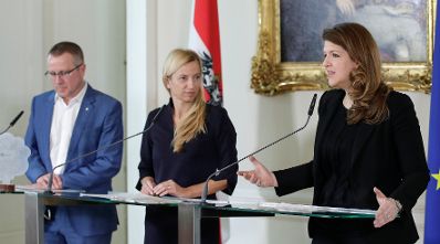Am 12. Februar 2018 gab Bundesministerin Juliane Bogner-Strau&szlig; (m.) eine Pressekonferenz zum Thema "500. Partner im Netzwerk Unternehmen f&uuml;r Familien". Im Bild mit Robert Machtlinger von der FACC AG (l.) und Elisabeth Wenzl, Gesch&auml;ftsf&uuml;hrerin der "Familie &amp; Beruf Management GmbH" (r.)