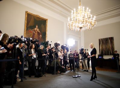 Bundesministerin Juliane Bogner-Strau&szlig; beim Pressestatement vor dem Ministerrat am 13. Februar 2019.