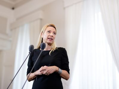 Bundesministerin Juliane Bogner-Strau&szlig; beim Pressestatement vor dem Ministerrat am 13. Februar 2019.