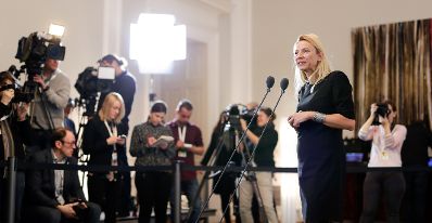 Bundesministerin Juliane Bogner-Strau&szlig; beim Pressestatement vor dem Ministerrat am 13. Februar 2019.