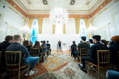 Am 28. Februar 2019 empfing Bundesministerin Juliane Bogner-Strau&szlig; (m.) Sch&uuml;lerinnen und Sch&uuml;ler der Initiative "Sch&uuml;lerInnen gestalten Wandel".