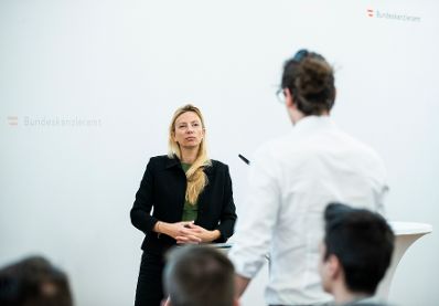 Am 28. Februar 2019 empfing Bundesministerin Juliane Bogner-Strau&szlig; (im Bild) Sch&uuml;lerinnen und Sch&uuml;ler der Initiative "Sch&uuml;lerInnen gestalten Wandel".