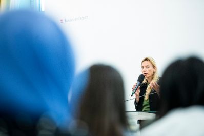 Am 28. Februar 2019 empfing Bundesministerin Juliane Bogner-Strau&szlig; (im Bild) Sch&uuml;lerinnen und Sch&uuml;ler der Initiative "Sch&uuml;lerInnen gestalten Wandel".