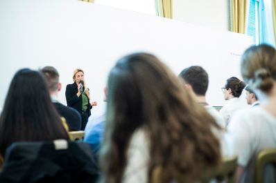 Am 28. Februar 2019 empfing Bundesministerin Juliane Bogner-Strau&szlig; (im Bild) Sch&uuml;lerinnen und Sch&uuml;ler der Initiative "Sch&uuml;lerInnen gestalten Wandel".