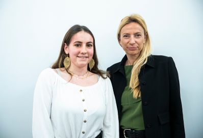 Am 28. Februar 2019 empfing Bundesministerin Juliane Bogner-Strau&szlig; (r.) Sch&uuml;lerinnen und Sch&uuml;ler der Initiative "Sch&uuml;lerInnen gestalten Wandel".