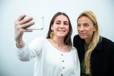 Am 28. Februar 2019 empfing Bundesministerin Juliane Bogner-Strau&szlig; (r.) Sch&uuml;lerinnen und Sch&uuml;ler der Initiative "Sch&uuml;lerInnen gestalten Wandel".