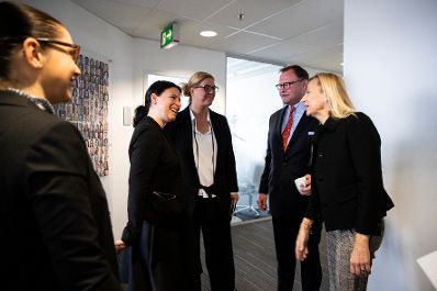 Am 28. Februar 2019 besuchte Bundesministerin Juliane Bogner-Strau&szlig; (r.) den Pharmakonzern Sanofi.