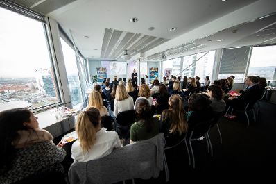 Am 28. Februar 2019 besuchte Bundesministerin Juliane Bogner-Strau&szlig; den Pharmakonzern Sanofi.